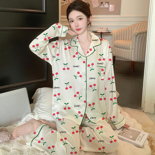 【清新简约❗冰丝家居服套装】撞色包边提升精致感，前开纽扣方便穿脱，顺滑垂感面料，口袋设计可收纳小物件，新款印花开衫小樱桃长袖小众家居服两件套QQ★美物社 商品图3