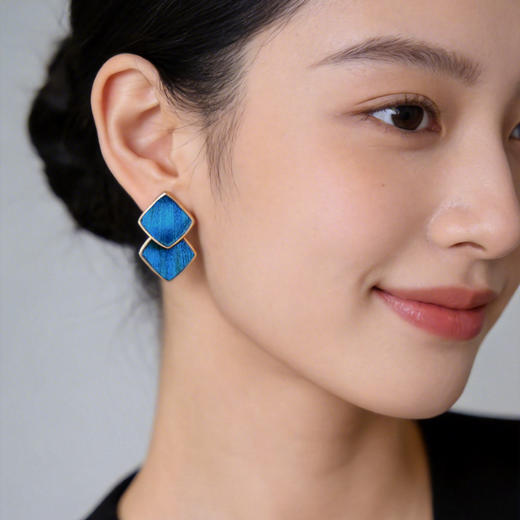 【任意买2件送一件：价值88元的真人手写书法摆台！】鑫毓溪  非遗点翠铜镀金羽毛耳饰925银针防过敏项链手镯胸针系列  纯手工耳饰旗袍非遗礼物 商品图1
