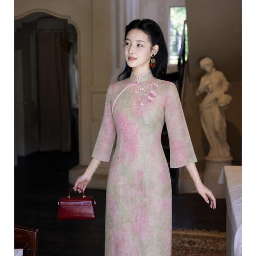 逸红颜《欢笺》26年秋新人丝亚麻混纺晕染合欢花刺绣喇叭袖旗袍女 商品图1