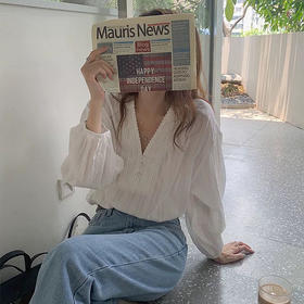 西遇韩系蕾丝花边V领白色衬衫女2026秋季新款宽松灯笼袖百搭衬衣SS060772