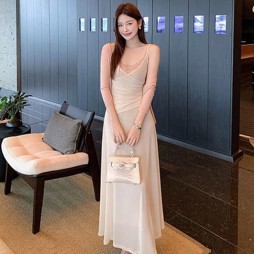 西遇蕾丝拼接吊带连衣裙女2026年秋季新款杏色收腰A字大摆长裙SS060770 商品图1