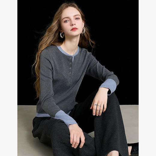 西遇撞色拼接假两件毛衣女2026年秋季新款亨利领灰色修身针织上衣SS060778 商品图1