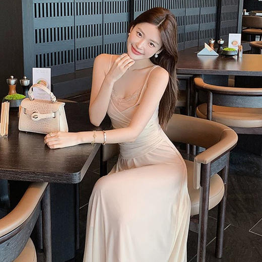 西遇蕾丝拼接吊带连衣裙女2026年秋季新款杏色收腰A字大摆长裙SS060770 商品图3