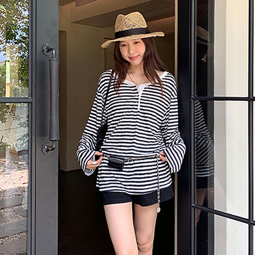 西遇黑白条纹慵懒长袖T恤女2026秋季新款宽松V领防晒罩衫休闲上衣SS060784 商品图2