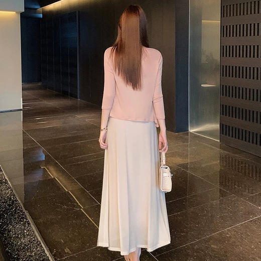 西遇蕾丝拼接吊带连衣裙女2026年秋季新款杏色收腰A字大摆长裙SS060770 商品图4