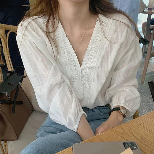 西遇韩系蕾丝花边V领白色衬衫女2026秋季新款宽松灯笼袖百搭衬衣SS060772 商品图3