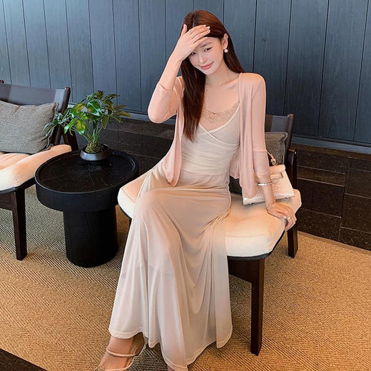 西遇蕾丝拼接吊带连衣裙女2026年秋季新款杏色收腰A字大摆长裙SS060770 商品图0