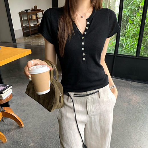 西遇亨利领短袖T恤女2026秋季新款简约半开扣小飞袖显瘦纯色上衣SS060782 商品图1