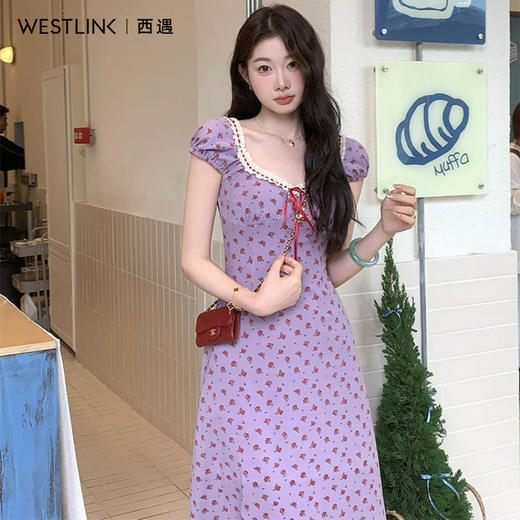 西遇法式复古紫色碎花连衣裙女2026夏季新款方领蕾丝花边系带长裙SS060325 商品图1
