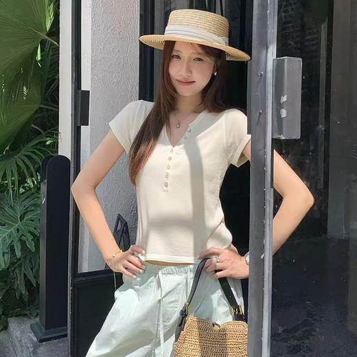西遇亨利领短袖T恤女2026秋季新款简约半开扣小飞袖显瘦纯色上衣SS060782 商品图3