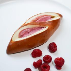 农场现摘树莓乳酪碱水棒
