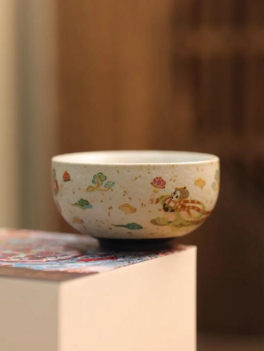 【59元2个，89元3个】敦煌飞天揽月・主人杯 | 火石红古法窑变，手工吹釉肌理，杯身重工敦煌飞天图案，三款杯型可选：葫芦杯、罗汉杯、五瓣杯 商品图4
