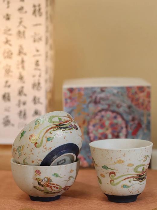 【59元2个，89元3个】敦煌飞天揽月・主人杯 | 火石红古法窑变，手工吹釉肌理，杯身重工敦煌飞天图案，三款杯型可选：葫芦杯、罗汉杯、五瓣杯 商品图3