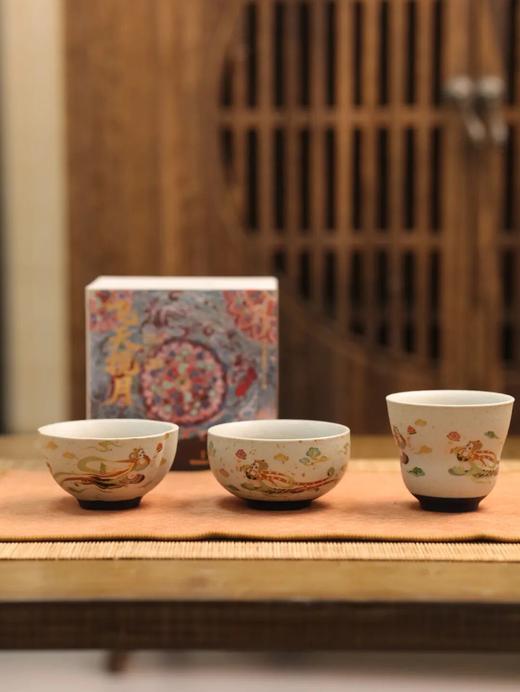 【59元2个，89元3个】敦煌飞天揽月・主人杯 | 火石红古法窑变，手工吹釉肌理，杯身重工敦煌飞天图案，三款杯型可选：葫芦杯、罗汉杯、五瓣杯 商品图7