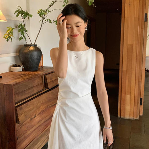 西遇白色无袖连衣裙女2026年夏季新款褶皱收腰显瘦气质A字中长裙E0060424 商品图2