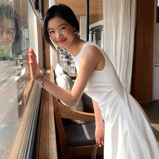 西遇白色无袖连衣裙女2026年夏季新款褶皱收腰显瘦气质A字中长裙E0060424 商品图1