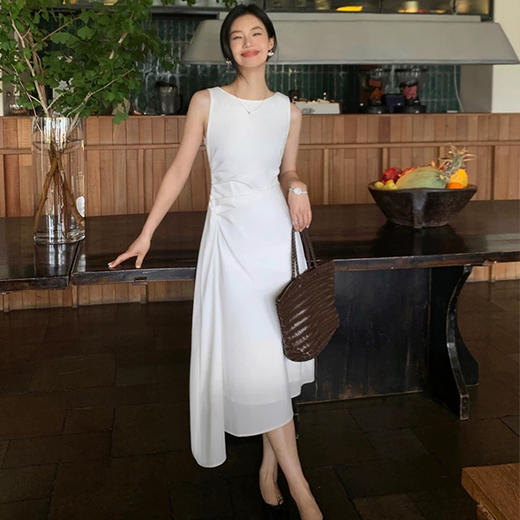 西遇白色无袖连衣裙女2026年夏季新款褶皱收腰显瘦气质A字中长裙E0060424 商品图4