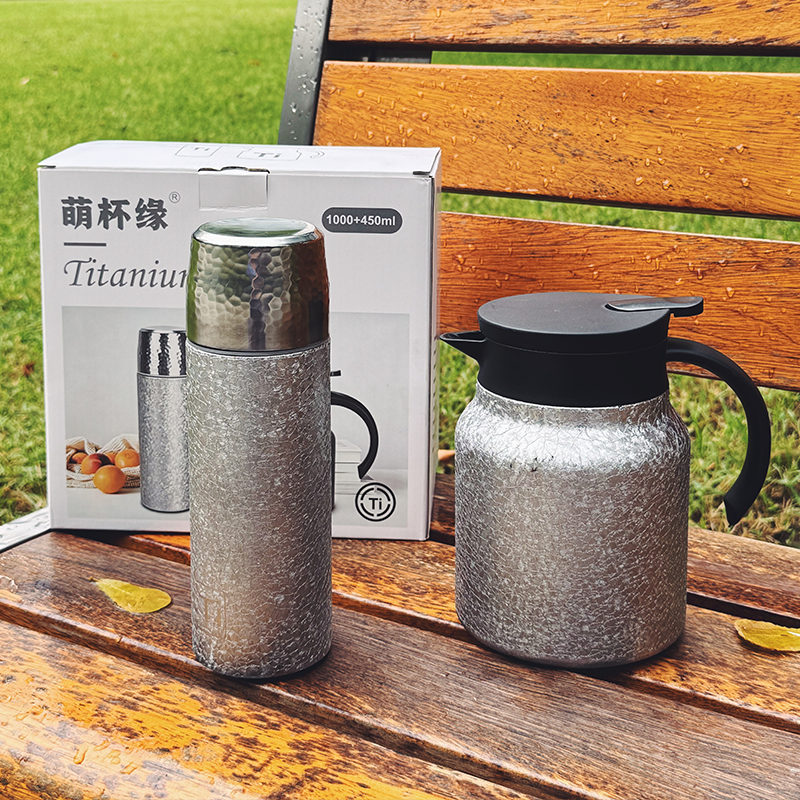 萌杯缘钛壶套装 ， 保温壶1000ml + 随行杯450ml：一套才69.9元，让家人喝到一口安全、放心热水