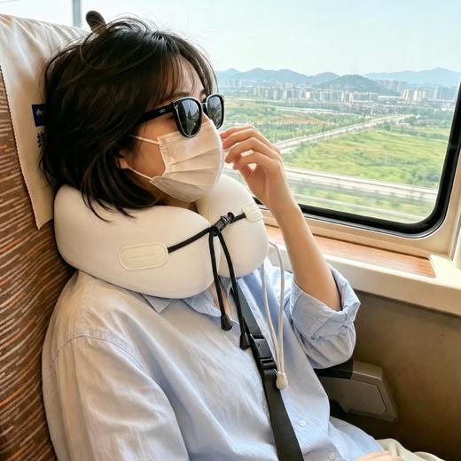 热卖！ 旅途熟睡！【mini收纳，一提就走】花姿彤 记忆棉护颈u型枕  高弹枕芯 一“枕”熟睡，“枕”救旅途疲乏，便携收纳省时省力 商品图5