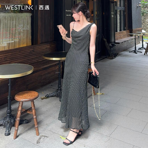 西遇黑色波点斜肩吊带连衣裙女2026夏季新款收腰显瘦法式复古长裙SS060401 商品图4