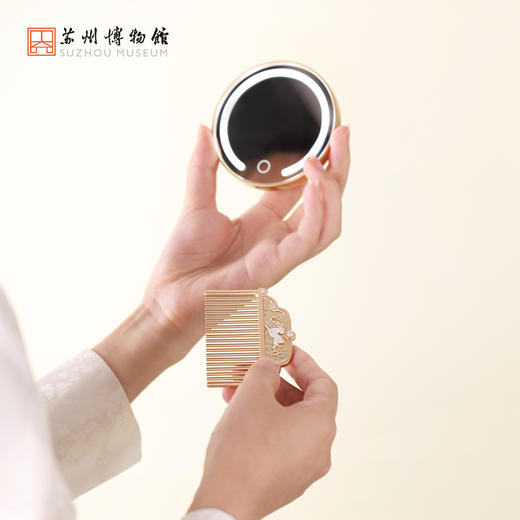 苏州博物馆 芝芝瑞兔LED镜梳套装立体浮雕补光灯可充电 商品图3
