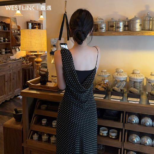 西遇黑色波点斜肩吊带连衣裙女2026夏季新款收腰显瘦法式复古长裙SS060401 商品图1