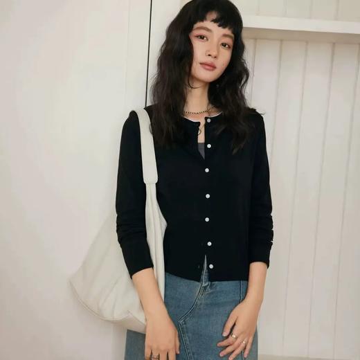 早秋顶流【帕兰婷--小香风莱赛尔天丝开衫】甄选莱赛尔天丝面料 软糯舒适 透气吸湿 自带凉感 高弹丝滑 抗皱耐磨 修身微落肩版型 藏肉显瘦显气质 一衣多穿的四季百搭单品！ 商品图4