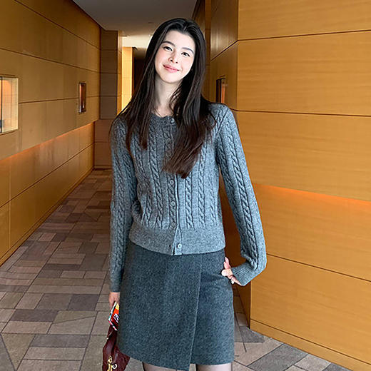 西遇圆领麻花针织开衫女2026秋季复古短款气质多色长袖毛衣外套SS060839 商品图3