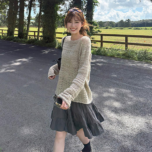 西遇圆领镂空钩花针织衫女2026秋宽松慵懒风薄款透气落肩长袖毛衣SS060844 商品图1