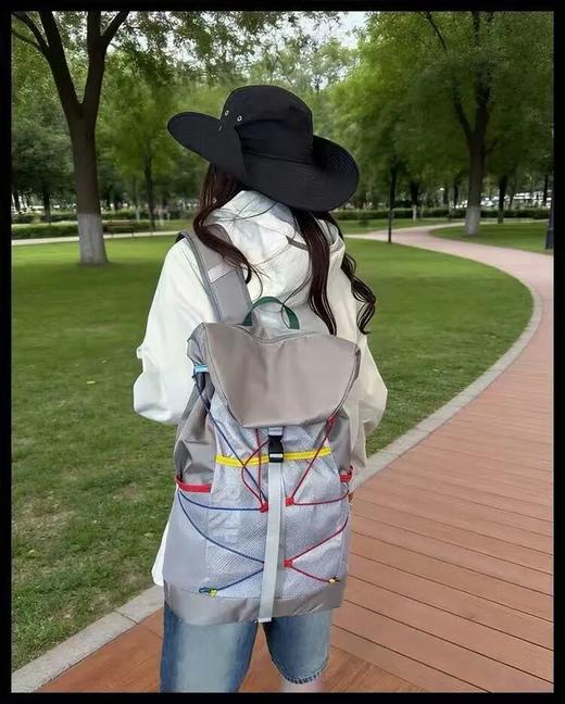 户外拼色大容量多用徒步双肩包 | 独特撞色拼接设计，轻薄防泼水面料，大容量科学分层收纳 商品图4