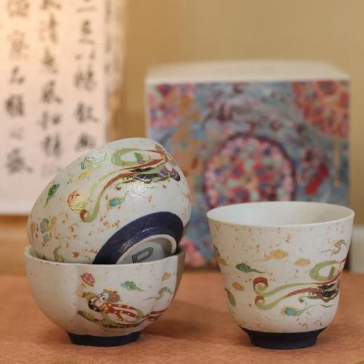 【59元2个，89元3个】敦煌飞天揽月・主人杯， 火石红古法窑变，手工吹釉肌理，杯身重工敦煌飞天图案，三款杯型可选：葫芦杯、罗汉杯、五瓣杯 商品图2