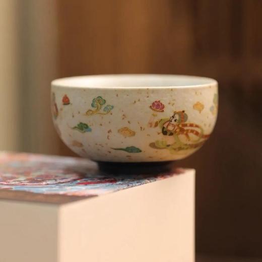 【59元2个，89元3个】敦煌飞天揽月・主人杯， 火石红古法窑变，手工吹釉肌理，杯身重工敦煌飞天图案，三款杯型可选：葫芦杯、罗汉杯、五瓣杯 商品图3