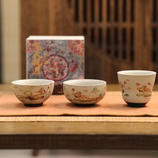 【59元2个，89元3个】敦煌飞天揽月・主人杯， 火石红古法窑变，手工吹釉肌理，杯身重工敦煌飞天图案，三款杯型可选：葫芦杯、罗汉杯、五瓣杯 商品图5