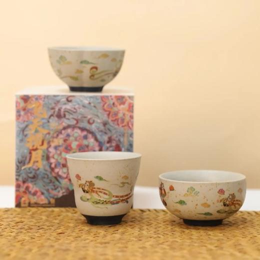 【59元2个，89元3个】敦煌飞天揽月・主人杯， 火石红古法窑变，手工吹釉肌理，杯身重工敦煌飞天图案，三款杯型可选：葫芦杯、罗汉杯、五瓣杯 商品图12