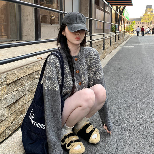 西遇费尔岛提花针织开衫女2026秋季复古宽松短款木扣软糯毛衣外套SS060870 商品图4