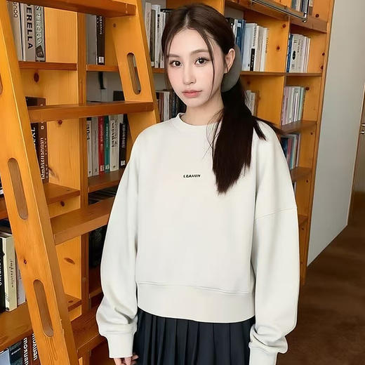 西遇短款字母圆领卫衣女2026秋季宽松落肩简约休闲小个子长袖上衣SS060851 商品图4