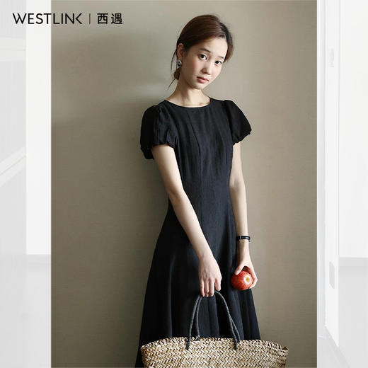 西遇圆领泡泡短袖连衣裙女2026年夏季新款简约垂感通勤显瘦小黑裙SS060588 商品图1