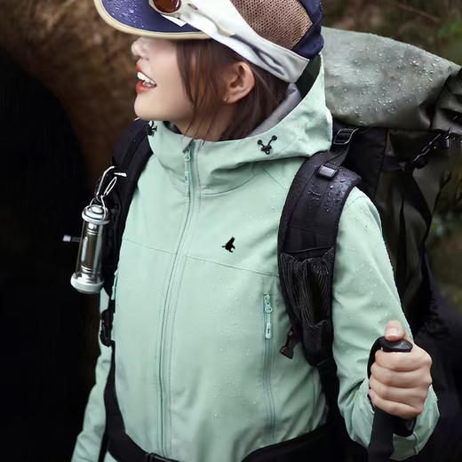 热卖！超值！【透气舒适 日常百搭】TREK&TRAVEL飞鹰 情侣户外冲锋外套 宽松不挑身材 男女情侣同款 9色可选 商品图5