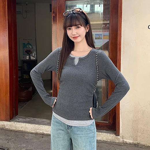 西遇小V领假两件长袖T恤女2026秋季修身撞色叠穿打底针织上衣SS060859 商品图4
