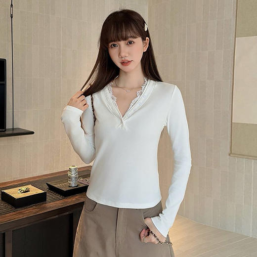 西遇蕾丝V领纽扣打底衫女2026秋季修身温柔风弹力长袖内搭上衣SS060862 商品图0