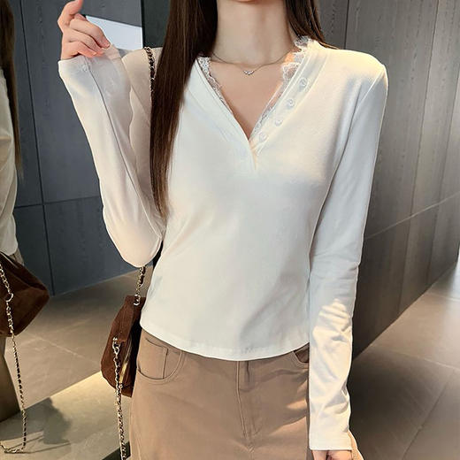 西遇蕾丝V领纽扣打底衫女2026秋季修身温柔风弹力长袖内搭上衣SS060862 商品图1