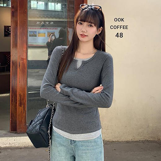 西遇小V领假两件长袖T恤女2026秋季修身撞色叠穿打底针织上衣SS060859 商品图3