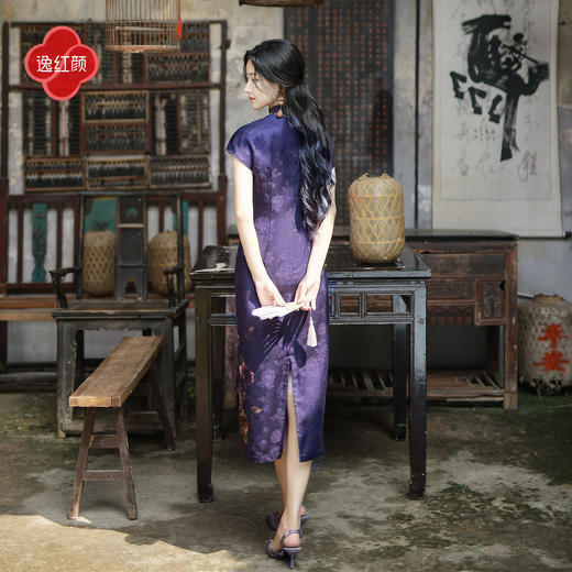 逸红颜《瑰予》26年夏新款香云纱钉珠油画玫瑰提花双襟纯色旗袍女 商品图4