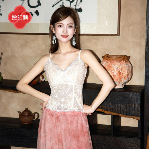 逸红颜《白鸢》26年夏新款带胸垫打底内搭蕾丝美背吊带无袖上衣女 商品图0