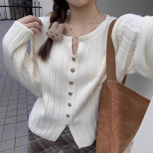 【🍂早秋氛围感条纹针织开衫，温柔感直接拉满】软糯亲肤针织面料，上身舒服不闷，肌理条纹。zb★深秘心选 商品图1