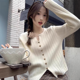 【🍂早秋氛围感条纹针织开衫，温柔感直接拉满】软糯亲肤针织面料，上身舒服不闷，肌理条纹。zb★深秘心选