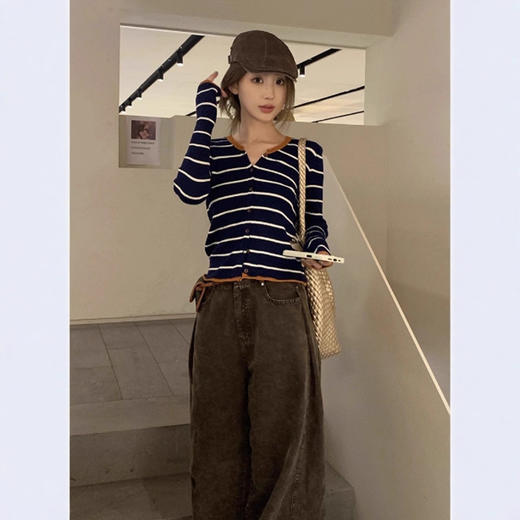 【🍂早秋韩系撞色条纹针织开衫，氛围感穿搭拿捏住】软糯弹力针织面料，贴合身形，修身不紧绷。zb★深秘心选 商品图3