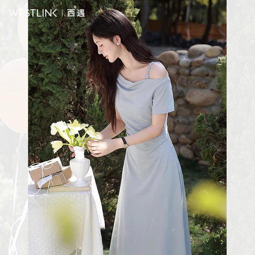 西遇韩系清冷连衣裙女2026夏季新款荡领单侧露肩花朵扣修身长裙SS060582 商品图4