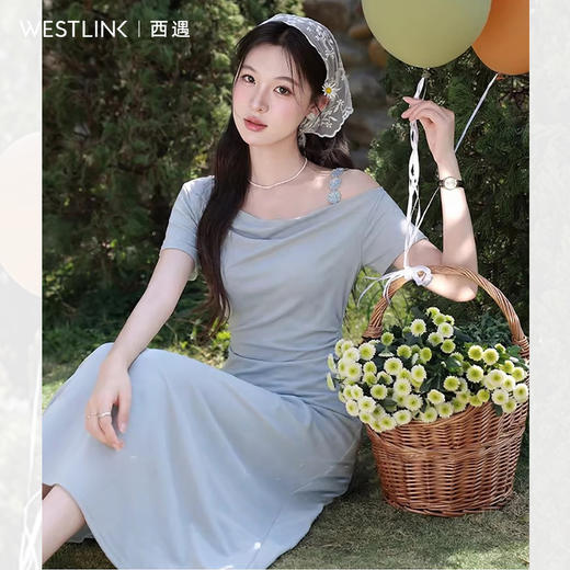 西遇韩系清冷连衣裙女2026夏季新款荡领单侧露肩花朵扣修身长裙SS060582 商品图1