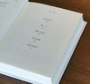 📖 一本可以读很快、也可以读很慢的小书
	
「你可以回避世界的痛苦，这是你的自由。」
	
1917年，34岁的卡夫卡确诊肺结核。他暂停工作，住进妹妹在乡间的家。
在那里，他种菜、晒太阳、读书、写信， 商品缩略图4